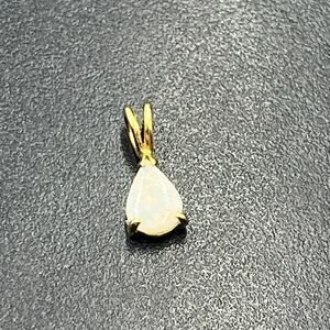 14K‎ Yellow Gold Pear Shape Fire Opal
Pendant 7x5mm Natural Stone
.60g Vintage